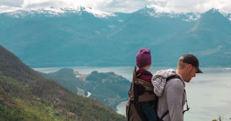 Bambino in montagna con padre