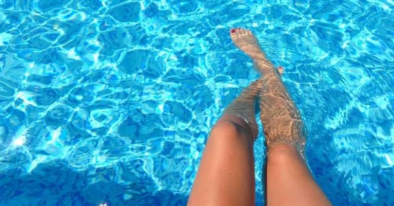 piedi in piscina