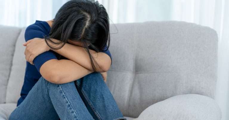 salute mentale ragazza depressa