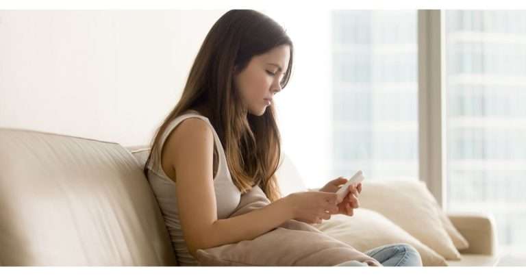 ragazza triste telefono amico