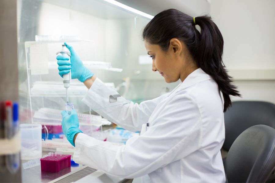 ricercatrice in laboratorio