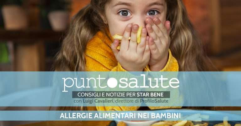 bambina che mangia ma che potrebbe incappare in allergie alimentari