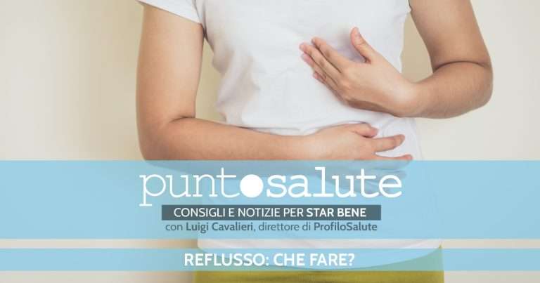 uomo con dolore allo stomaco per colpa del reflusso