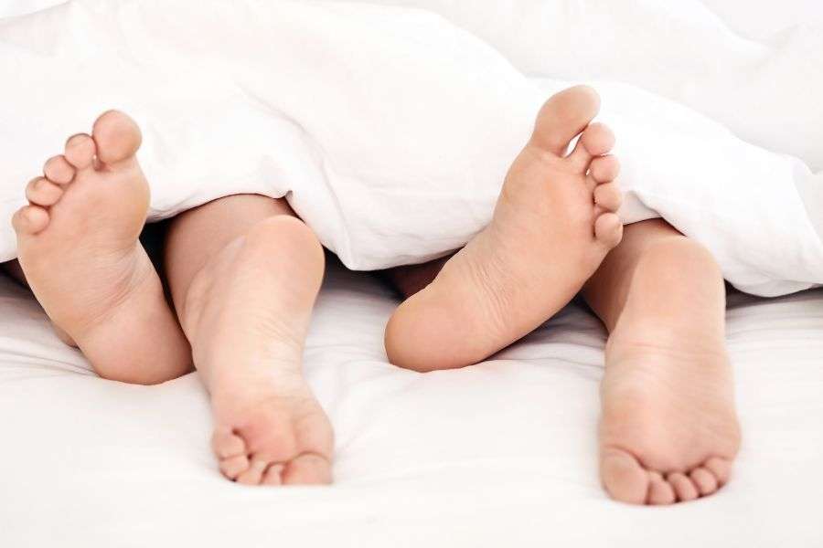 due persone a letto che rimandano all'atto sessuale