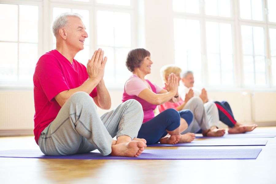 adult che fanno yoga,, il movimento è importante per stare in salute