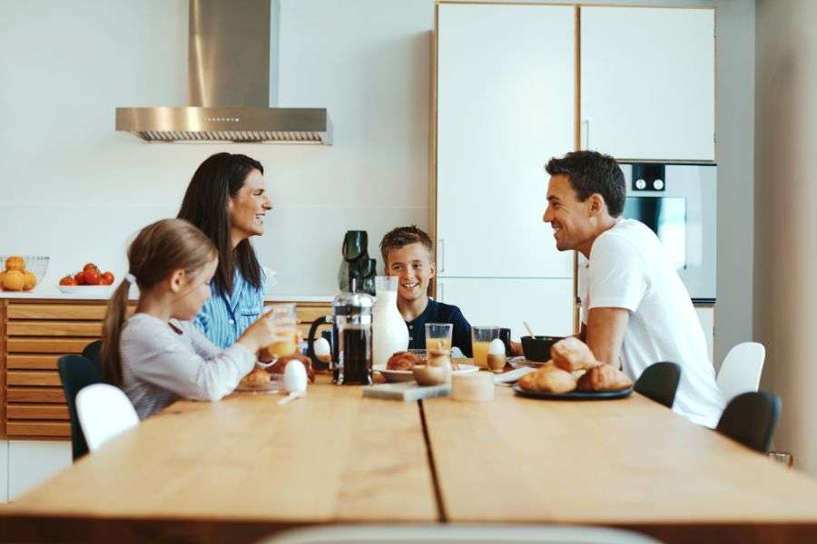 famiglia riunita che parla, importante poter parlare in famiglia di problemi di peso