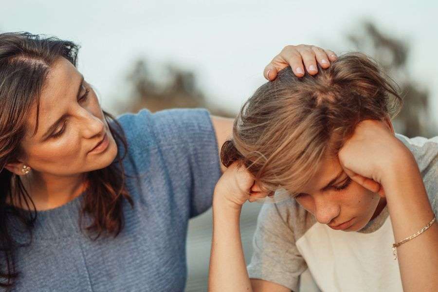 mamma che incoraggia il figlio preoccupato. evitare lo stigma