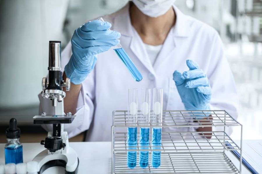 Provette in laboratorio. La ricerca medica ha fatto importati passi avanti della diagnosi del cancro al colon retto