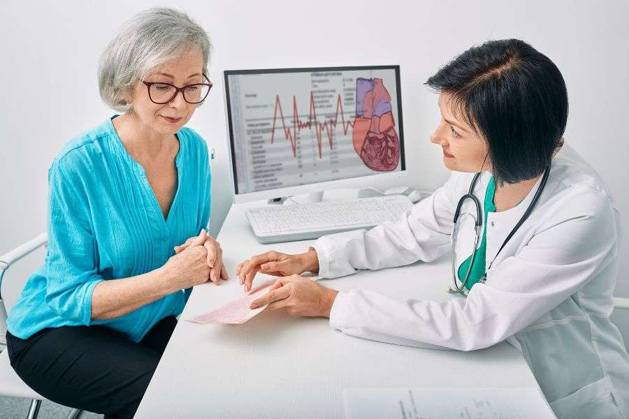 medico illustra al paziente il risultato di un esame cardiologico