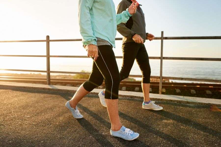 persone che camminano per combattere il diabete