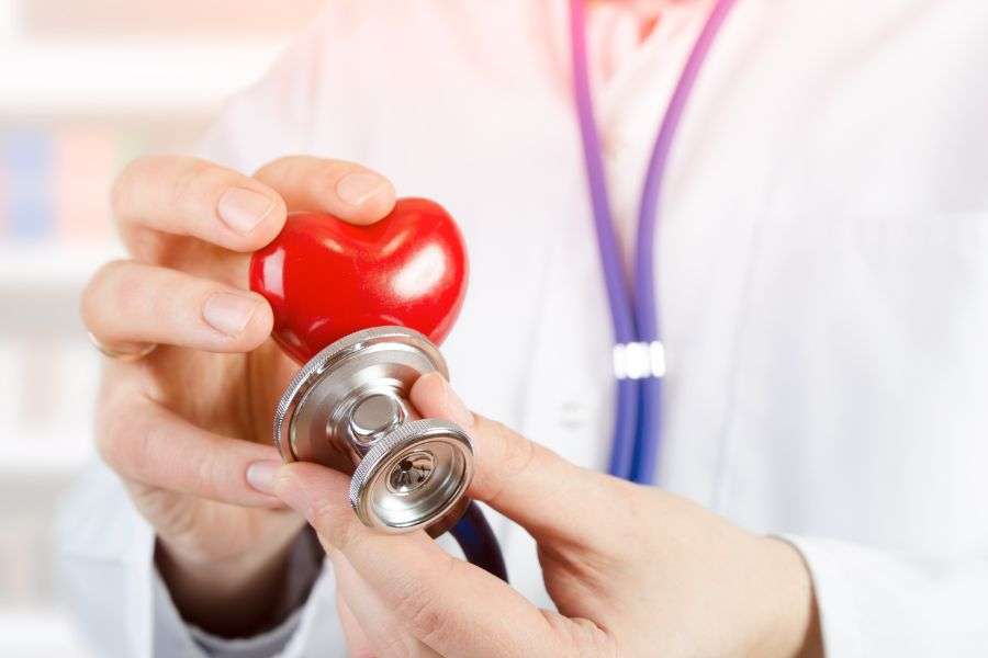cuore e uno stetoscopio