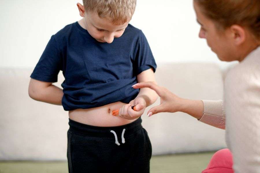 bambino che si fa l'insulina, diabete in classe per preparare tutti a gestire gli episodi