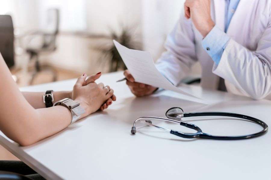 consulto medico paziente per decidere la gastroscopia