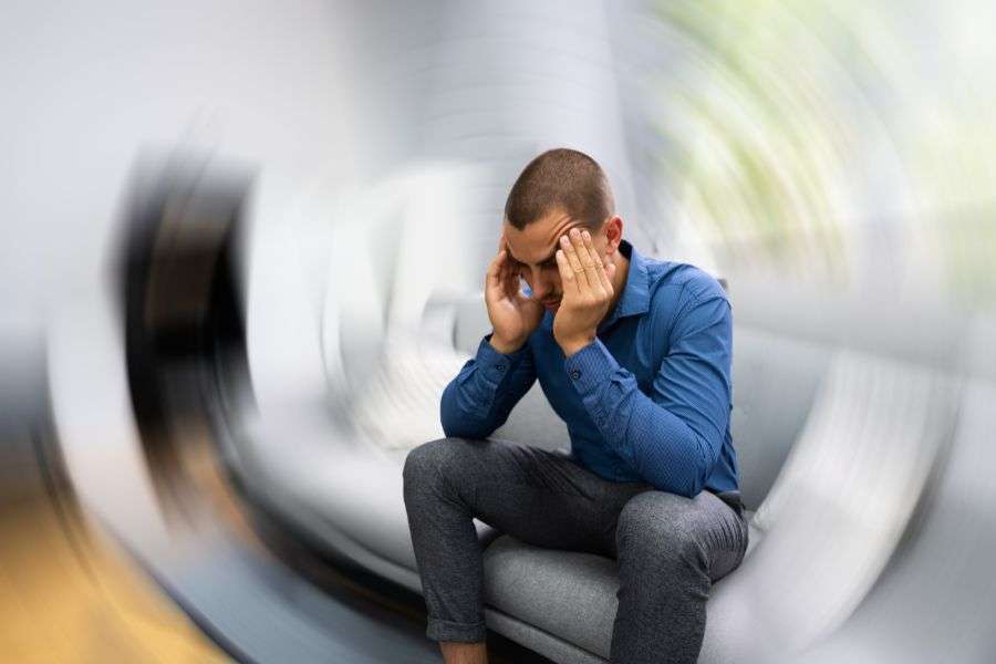 persona con forte mal di testa, uno dei sintomi di ictus cerebrale