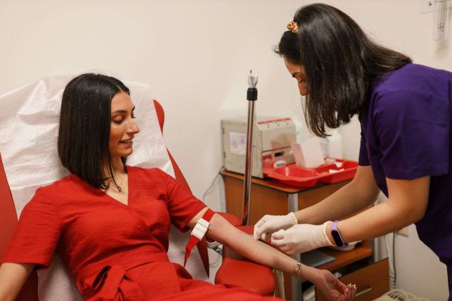 ragazza che si sottopone ad una trasfusione di sangue