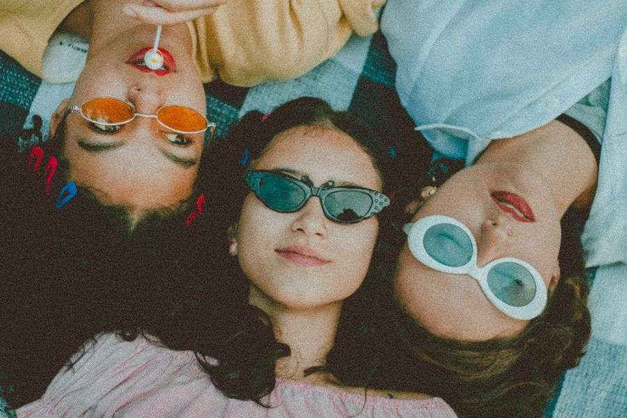 ragazze che indossano occhiali da sole