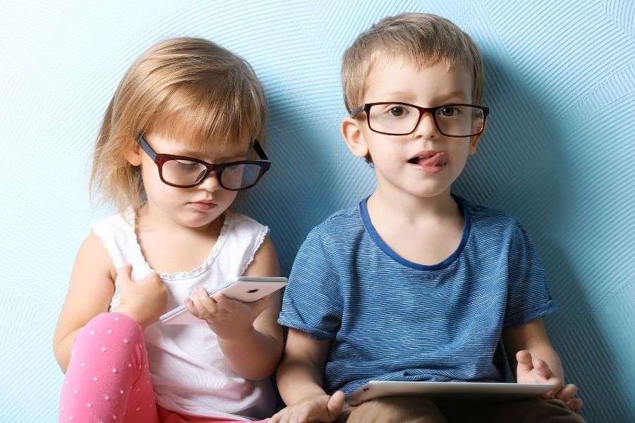 bambini con occhiali per correggere la miopia