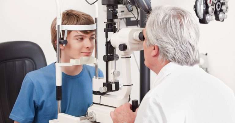 bambino dall'oculista