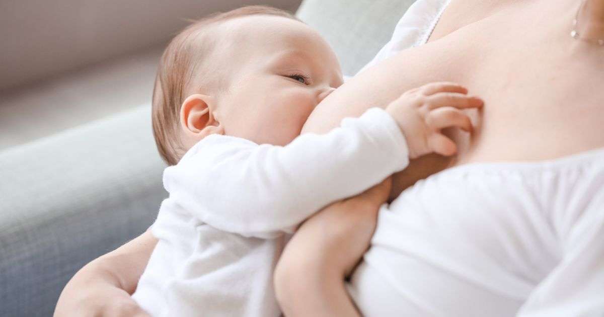 mamma che sta allattando al seno