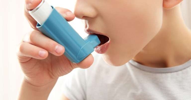 bambino con inalatore per asma