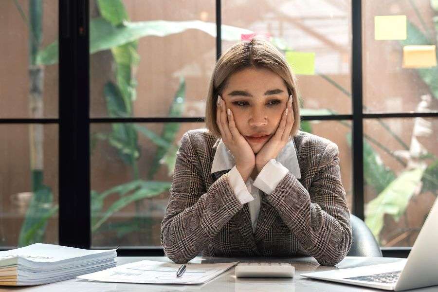 ragazza in ufficio stressata, lo stress mette a dura prova il cervello