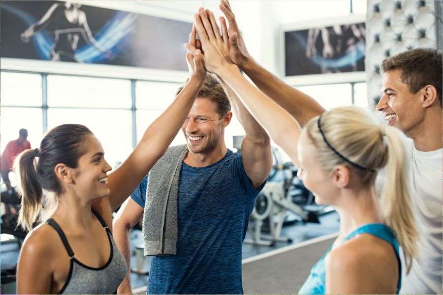 persone in palestra che si battono il 5 dopo l'allenamento