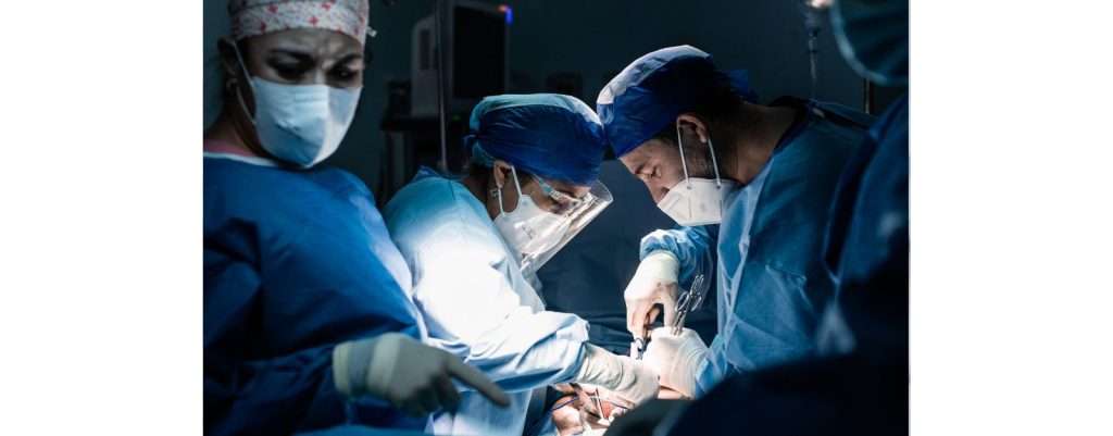 chirurghi in sala operatoria per risolvere ferite complesse