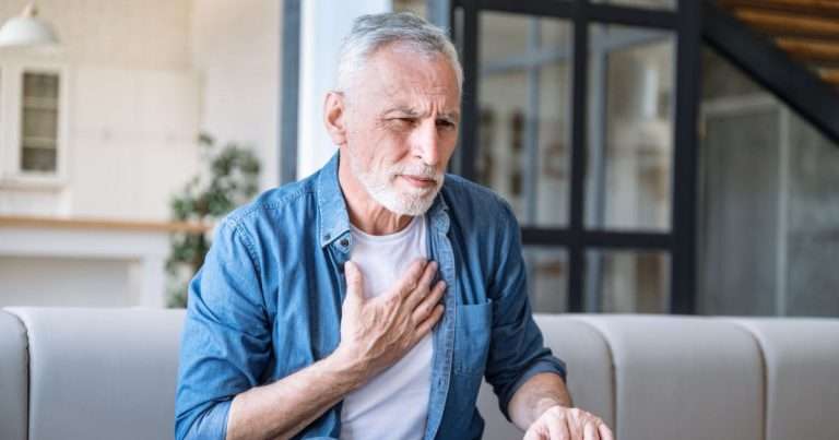 uomo con difficoltà a respirare per patologie respiratorie gravi