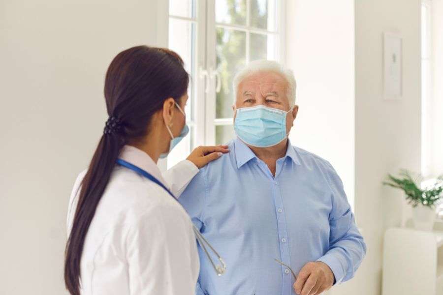 medico e paziente con patologie respiratorie gravi