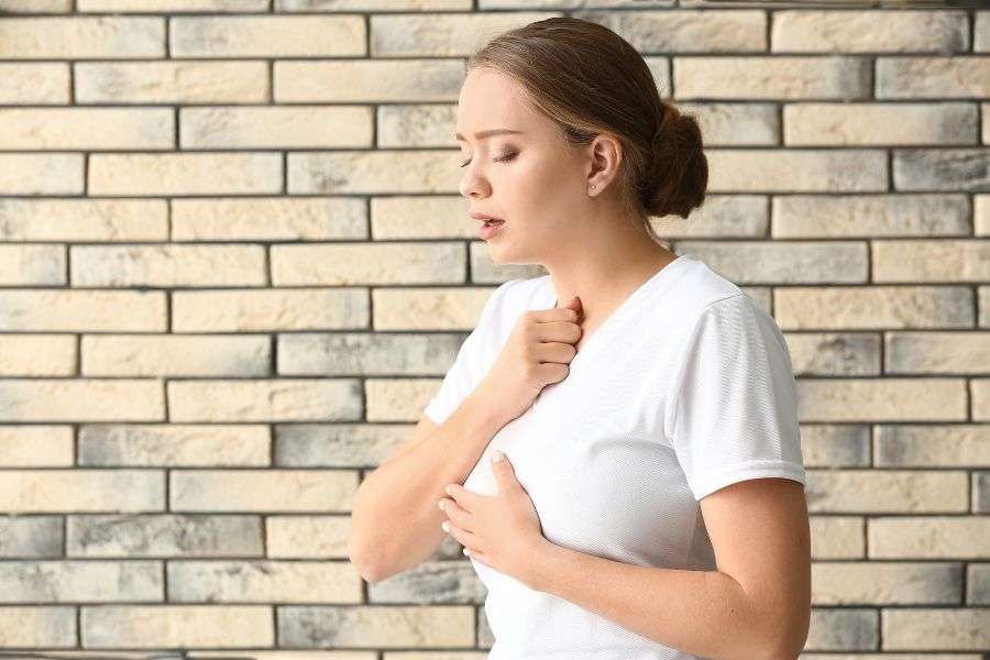 ragazza che fa fatica a respirare per via delle patologie respiratorie gravi