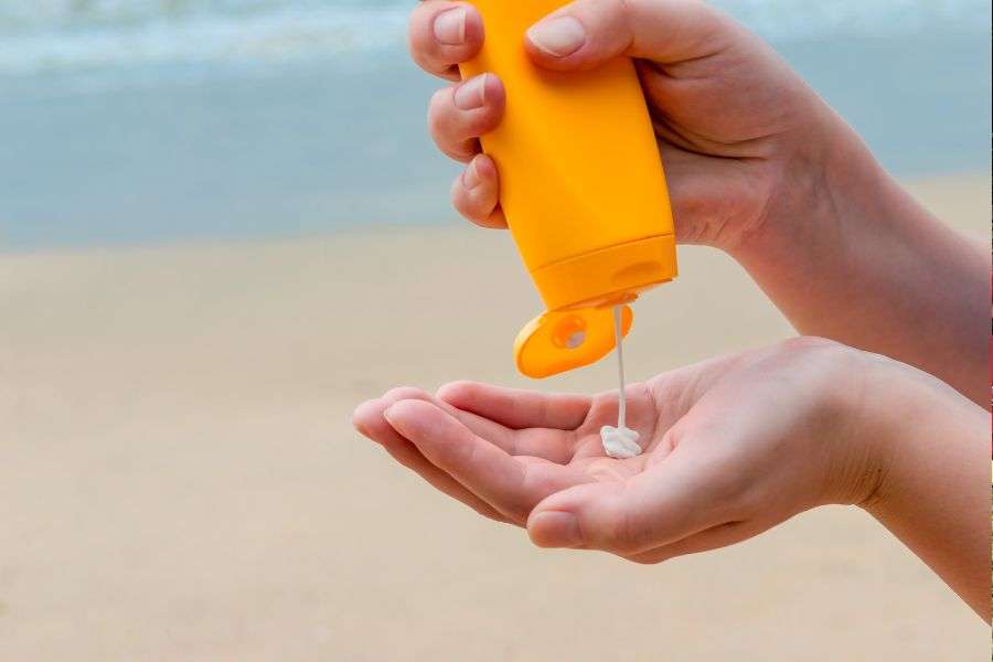 crema solare che si applica con le mani