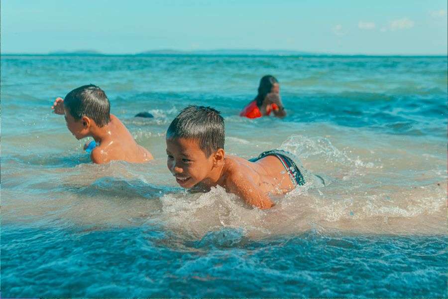 bambini che fanno il bagno, il pericolo sono le meduse