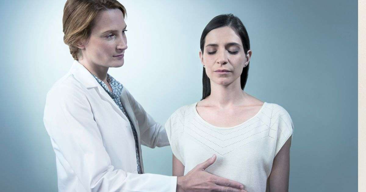 medico che visita paziente