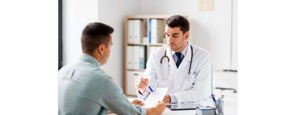 uomo che va dal medico