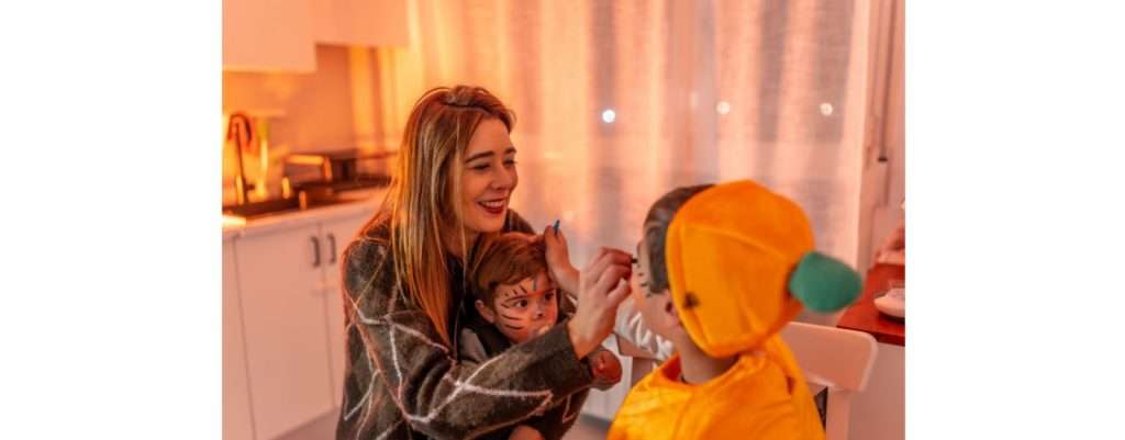 mamma che trucca i suoi bambini per halloween