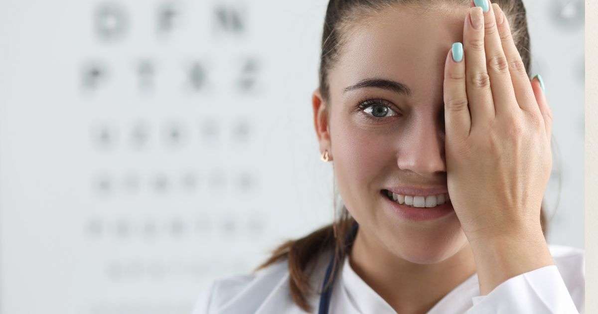 ragazza che si copre un occhio per controllare la vista