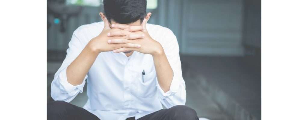uomo che si vergogna perchè affetto da psoriasi