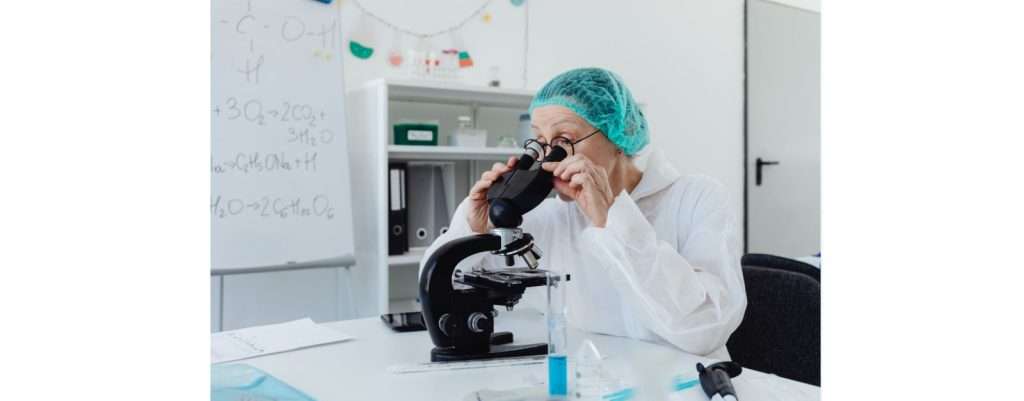 ricercatrice impegnata nella lotta al tumore dello stomaco