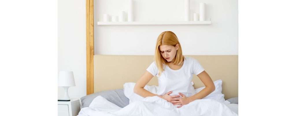 donna dolorante a letto, il dolore è connaturato con la vulvodinia