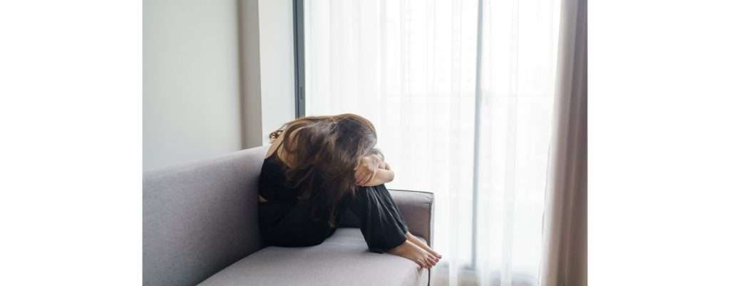 ragazza sul divano a testa bassa per la disperazione ma la vulvodinia è una patologia curabile