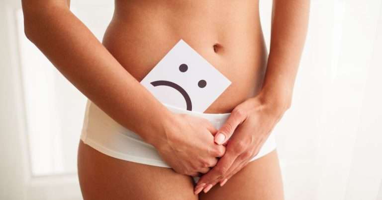 ragazza che ha una faccina con sorriso all'ingiù a livello pelvico