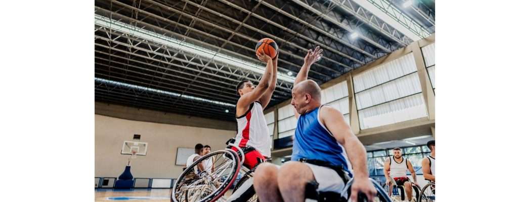 persone con disabilità che praticano basket