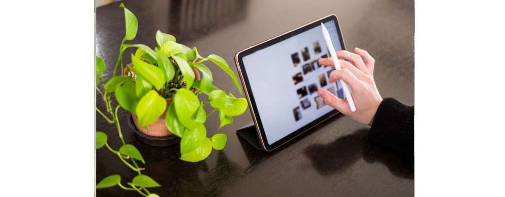 persona alle prese con un tablet