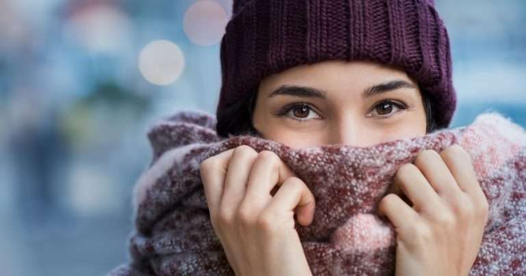 ragazza che protegge la sua pelle d'inverno