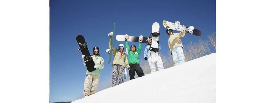 ragazzi che tengono in mano il loro snowbard