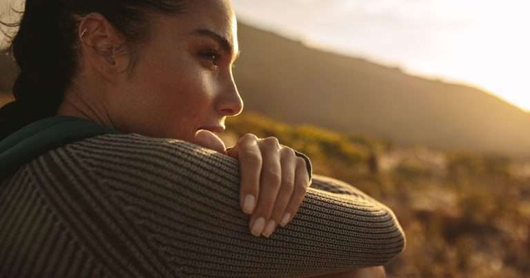 ragazza che medita sui suoi buoni propositi