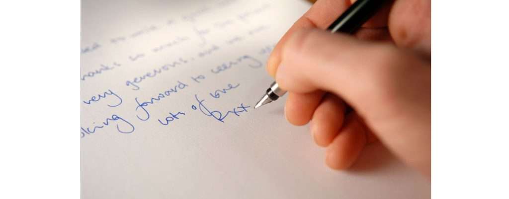 una persona che scrive a mano