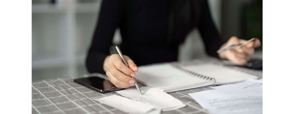 professionista che prende appunti a mano