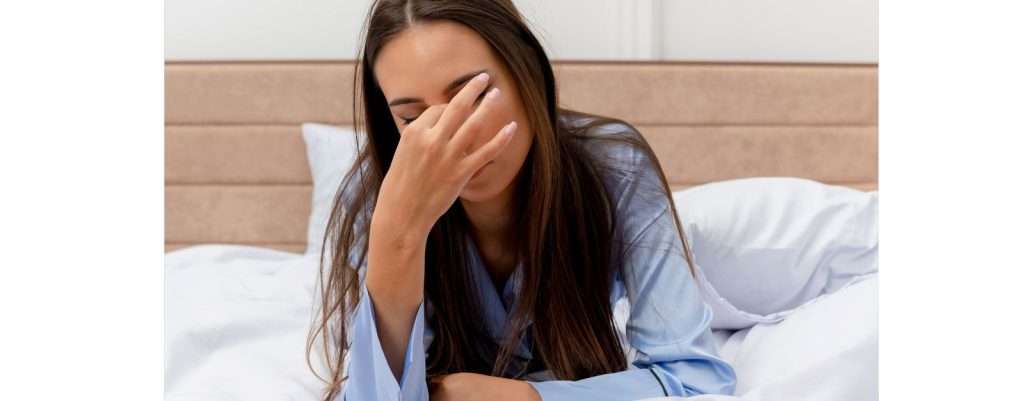 ragazza che si stropiccia gli occhi