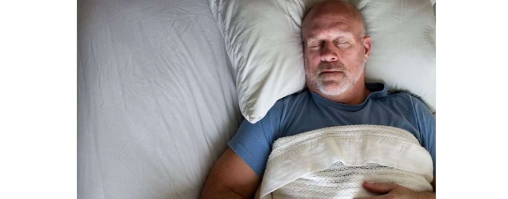 anziano che dorme, il buon sonno alla base di un cervello sano